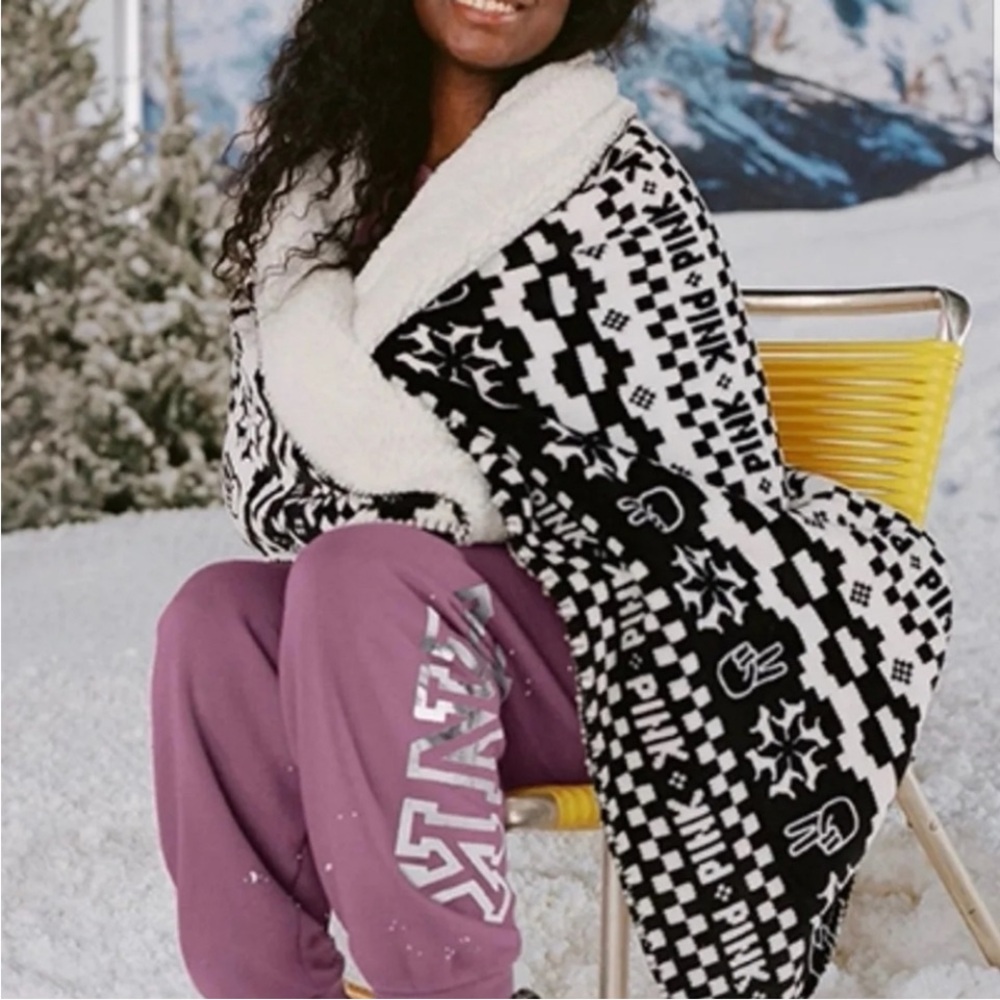 NWT PINK VICTORIA SECRET BLACK AND WHITE SHERPA BLANKET